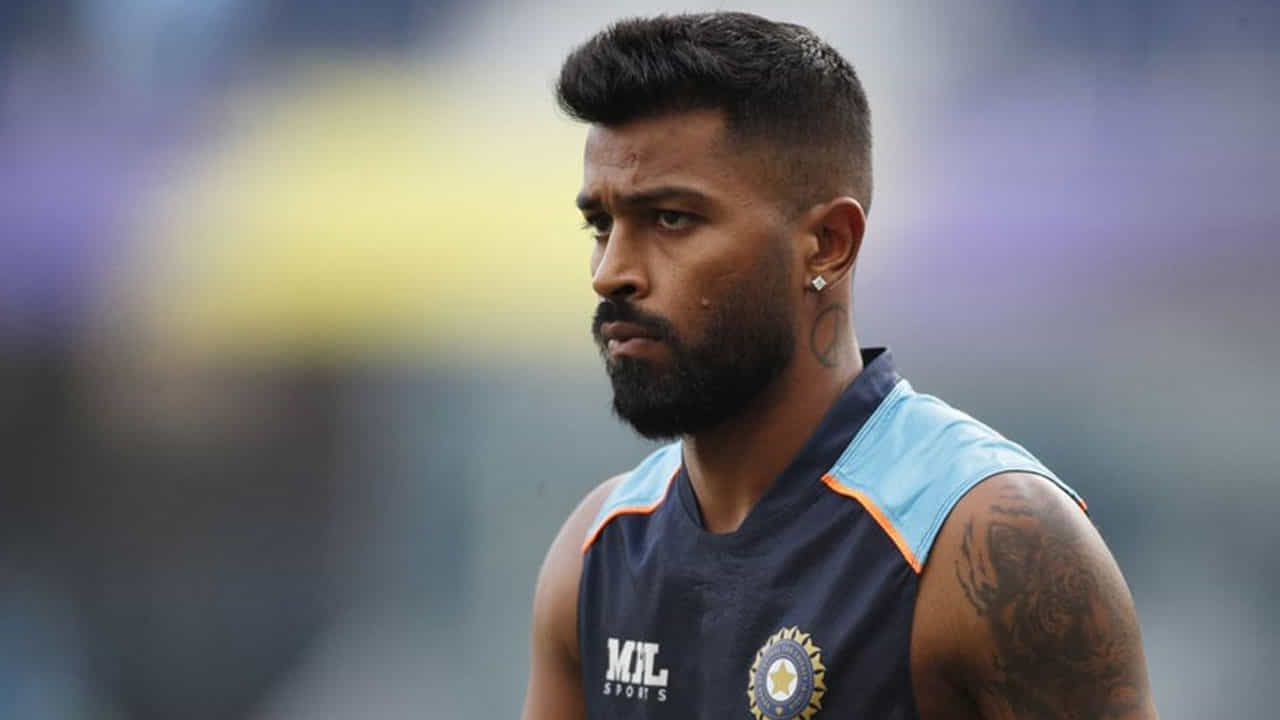 దీని ప్రకారం, ముంబై ఇండియన్స్ ఫ్రాంచైజీ రోహిత్ శర్మ, సూర్యకుమార్ యాదవ్, జస్ప్రీత్ బుమ్రాలను రిటైన్ చేసిన భారత ఆటగాళ్ల జాబితాలో ఉంచుకోబోతున్నట్లయితే, హార్దిక్ పాండ్యా జట్టుకు దూరంగా ఉండటం ఖాయం. అలాగే సూర్యకుమార్ యాదవ్ లేదా రోహిత్ శర్మకు కెప్టెన్సీ బాధ్యతలు అప్పగించే అవకాశం ఉందని అంటున్నారు. అందుకే ఇండియన్ ప్రీమియర్ లీగ్ సీజన్-18 ప్రారంభానికి ముందే హార్దిక్ పాండ్యా ముంబై ఇండియన్స్ జట్టు నుంచి తప్పుకున్నా ఆశ్చర్యపోనవసరం లేదు.