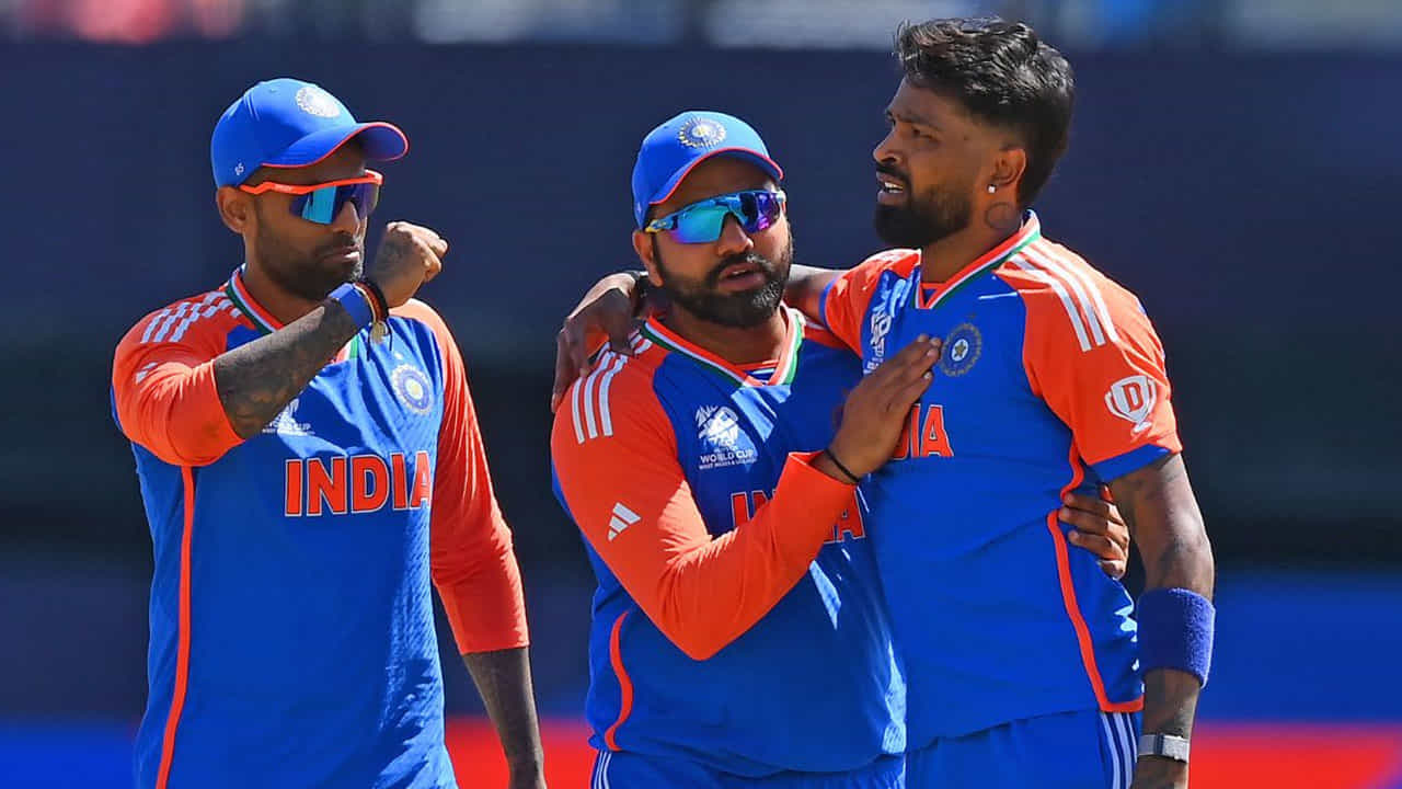 ఎందుకంటే, టీమిండియా టీ20 జట్టుకు సూర్యకుమార్ యాదవ్ కెప్టెన్గా ఉండగా, వన్డే జట్టుకు రోహిత్ శర్మ కెప్టెన్గా ఉన్నాడు. వీరిద్దరూ హార్దిక్ పాండ్యా సారథ్యంలో ముంబై ఇండియన్స్కు ఆడబోతున్నారా అనేది ఇప్పుడు ఆసక్తిగా మారింది. ఎందుకంటే రోహిత్ శర్మ తర్వాత ముంబై ఇండియన్స్ జట్టు కెప్టెన్సీపై సూర్యకుమార్ యాదవ్ కన్నేశాడు. అయితే, హార్దిక్ పాండ్యను కొత్త కెప్టెన్గా ప్రకటించగానే, సూర్యకుమార్ యాదవ్ ముంబై కొత్త కెప్టెన్ అంటూ సోషల్ మీడియాలో కామెంట్లు మొదలయ్యాయి. అయితే, సూర్య ఐపీఎల్ సీజన్ 17లో ముంబై ఇండియన్స్ తరపున ఆడిన సంగతి తెలిసిందే. ఇదిలా ఉంటే, రాబోయే సీజన్ కోసం మెగా వేలం నిర్వహించనున్న సంగతి తెలిసిందే.