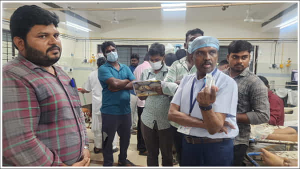 ప్రభుత్వ ఆసుపత్రిలో ప్రవేట్ ల్యాబ్ టెక్నిషియన్లు.. అవుట్ పోస్ట్ పోలీసులకు అప్పగించిన సూపరింటెండెంట్