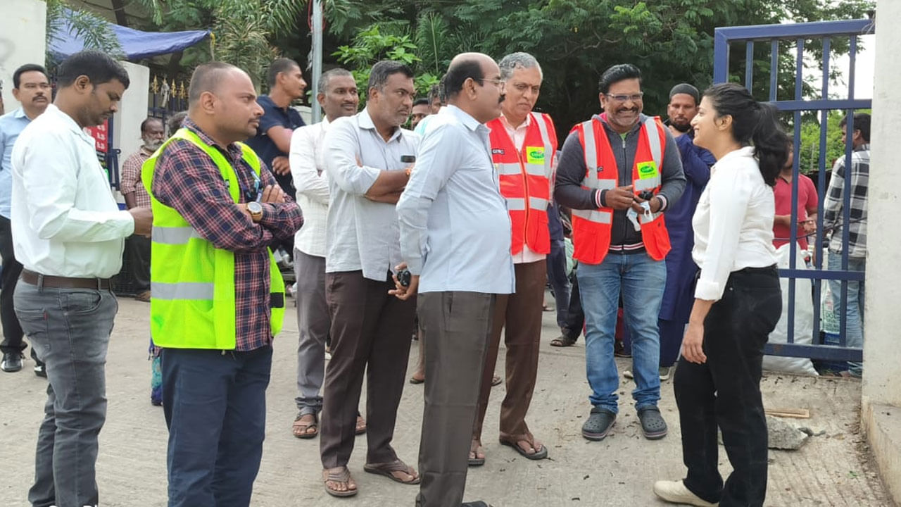 కూకట్‌పల్లి, జేఎన్టీయూ, మూసాపేట్, భరత్ నగర్‌ రైతు బజార్ ప్రాంతాల్లో ఆకస్మికంగా తనిఖీ చేసిన కమిషనర్ ఆమ్రపాలి..  వీధుల్లో  పరిశుభ్రమైన వాతావరం ఉండేలా చెత్తను తొలగించాలని అధికారులకు ఆదేశాలిచ్చారు.  గార్బేజ్ వల్బరేబుల్ పాయింట్ తొలగింపుపై ప్రత్యేక దృష్టి పెట్టాలని అధికారులకు ఆదేశించారు. 