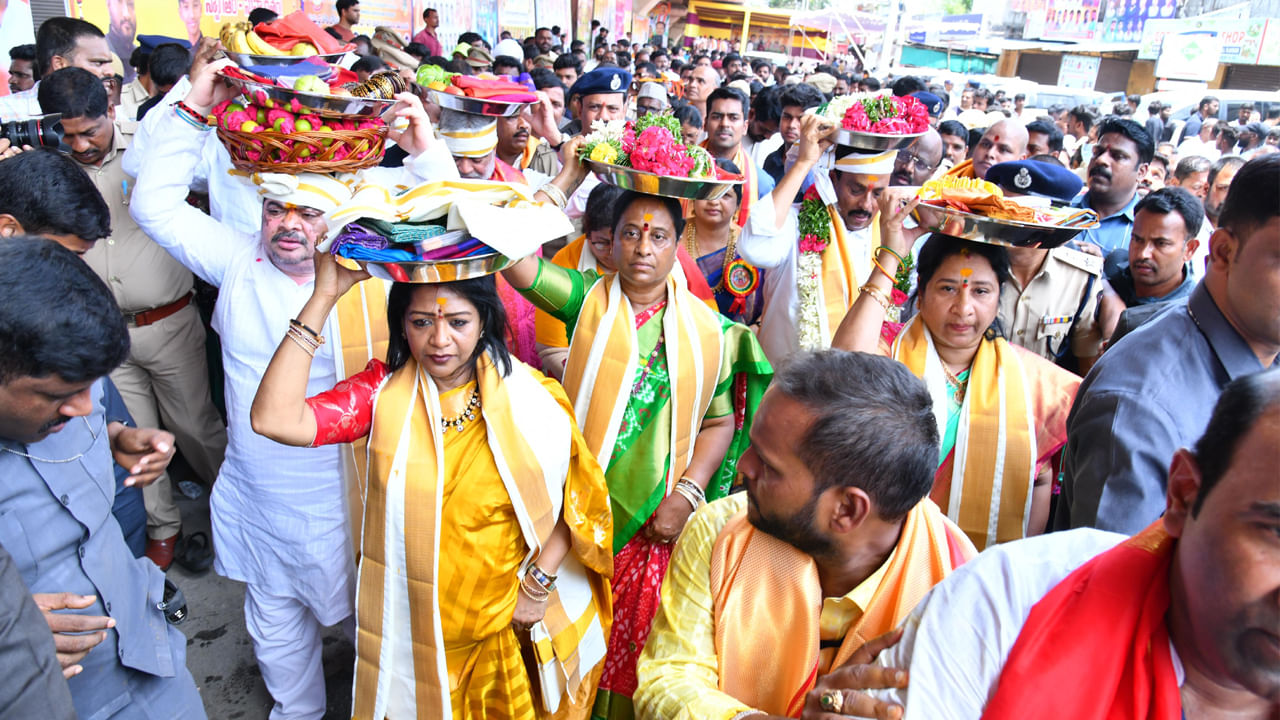 ఆషాఢ మాస బోనాల పండుగకు గ్రేటర్ నగరం కళకళలాడుతోంది. గోల్కొండ కోటపై కొలువై ఉన్న జగదాంబిక ఎల్లమ్మ అమ్మవారికి కుమ్మరులు తొలిబోనంను సమర్పించారు. దీంతో బోనాల ఉత్సవాలు ప్రారంభం కాగా.. తెల్లవారు జాము నుంచే జగదాంబ అమ్మవారిని భక్తులు దర్శించుకుంటున్నారు. ఇవాళ్టి  నుంచి ఆగస్టు 4వ తేదీ వరకు గోల్కొండ బోనాల జాతర ఉత్సవాలు కొనసాగనున్నాయి. 