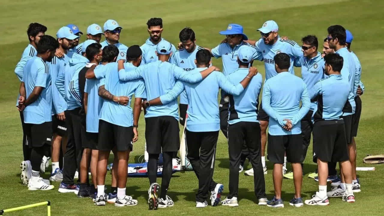 IND vs ZIM: ఐదు మ్యాచ్ల టీ20 సిరీస్ కోసం టీమిండియా ఇప్పుడు జింబాబ్వేలో పర్యటించింది. ఈ సిరీస్కు యువ ఆటగాళ్లను బీసీసీఐ అనుమతించింది. శుభ్మన్ గిల్ కెప్టెన్సీ బాధ్యతలు చేపట్టడంతో తొలి మ్యాచ్లోనే టీమిండియా ప్రపంచ రికార్డు సృష్టించే అవకాశం ఉంది.