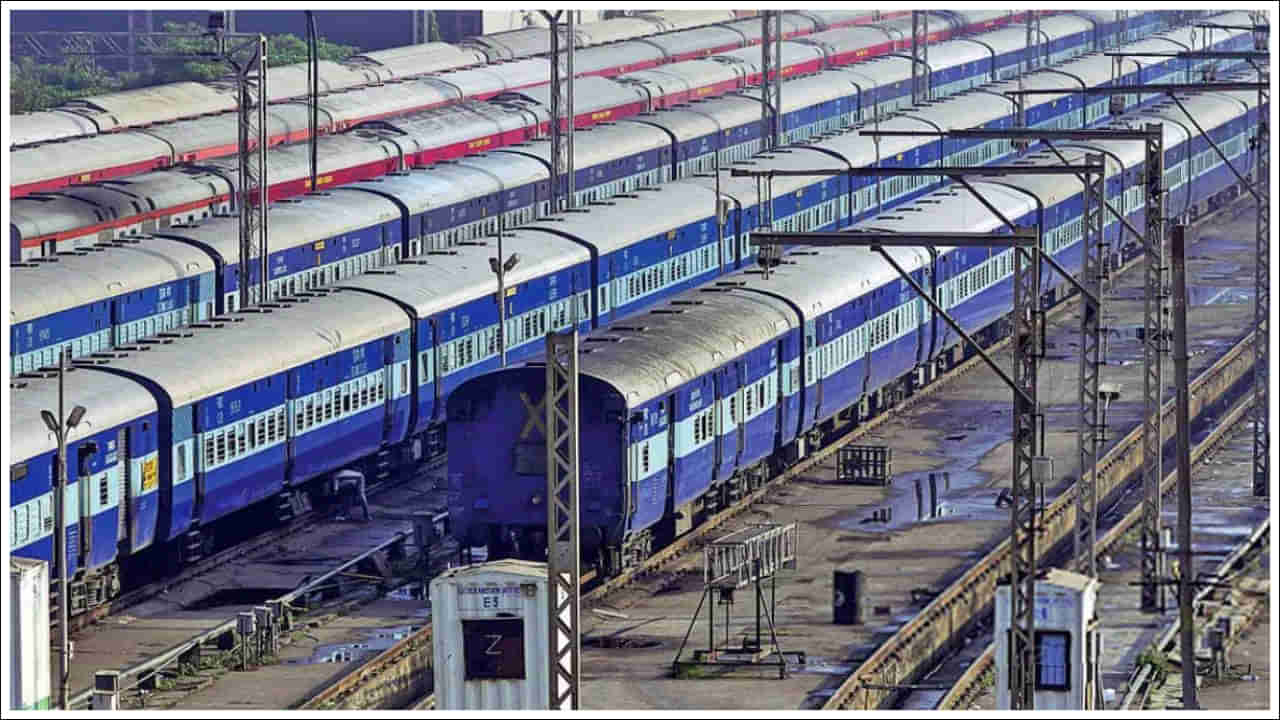 Indian Railways: టికెట్‌ వెయిటింగ్‌ లిస్ట్‌లో ఉండగా రైలు ప్రయాణం చేస్తున్నారా? ఇక బాదుడే.. రైల్వే కొత్త రూల్స్‌