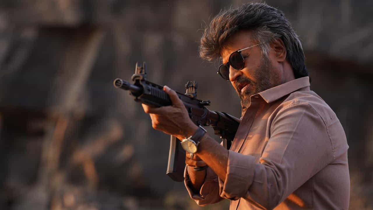 అట్లీ, సందీప్, సుజీత్ విషయంలో హీరోల పేర్లైనా వినిపిస్తున్నాయి. కానీ నెల్సన్ విషయంలో అది కూడా లేదు. విజయ్ ఆఖరి సినిమాకు నెల్సన్ డైరక్ట్ చేస్తే చేయొచ్చనే మాటలు మాత్రమే వినిపిస్తున్నాయి. జైలర్ లాంటి అద్భుతమైన హిట్ తర్వాత నెల్సన్ ఖాళీగా ఉండటం ఏంటన్నది చాలా మందికి అంతు చిక్కని ప్రశ్న. సినిమా ఫ్లాప్ అయితే ఎవరూ కాల్షీట్ ఇవ్వట్లేదని అనుకోవచ్చు. సక్సెస్ వచ్చాక కూడా ఇంతింత గ్యాప్ ఏంటి గురూ అని ఇంట్రస్టింగ్ డిస్కషన్ షురూ అయింది.