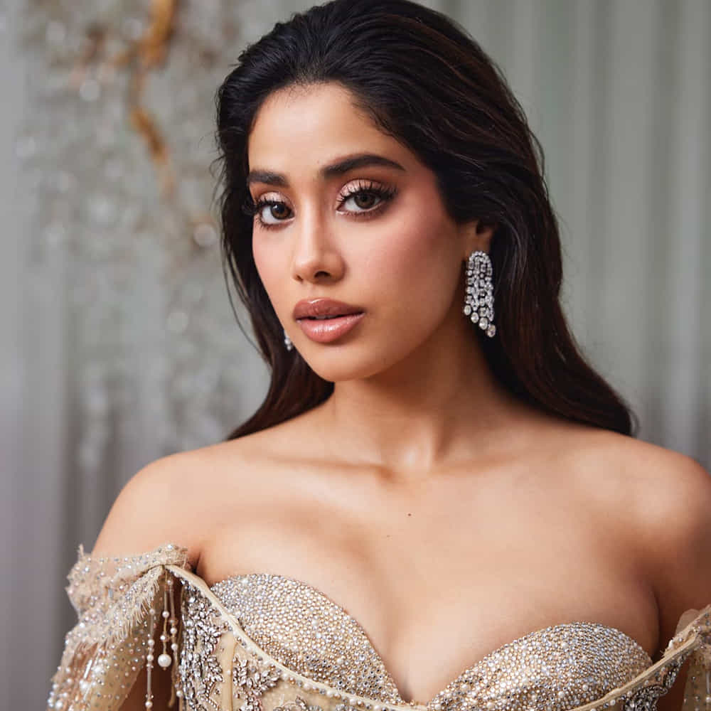 ఇక ఇప్పుడు ఈ ముద్దుగుమ్మ టాలీవుడ్ లోకి అడుగు పెట్టడానికి రెడీ అవుతుంది. కొరటాల శివ దర్శకత్వంలో తెరకెక్కుతున్న దేవర సినిమాలో జాన్వీ హీరోయిన్ గా నటిస్తుంది. ఎన్టీఆర్ హీరోగా తెరకెక్కుతోన్న దేవర సినిమా షూటింగ్ శరవేగంగా జరుగుతుంది.