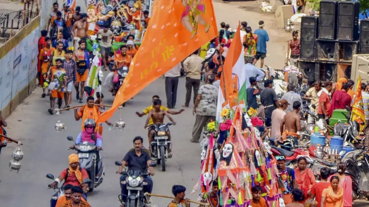 Kanwar Yatra 2024: కన్వర్ యాత్ర మార్గంలో పోలీస్ రూల్స్.. విరుచుకుపడుతున్న విపక్షాలు