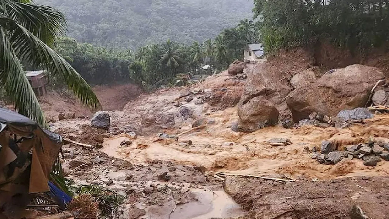 Kerala Landslides: కేరళలో భారీ వర్షాలు, విరిగిపడిన కొండచరియలు..ఐదుగురు ...