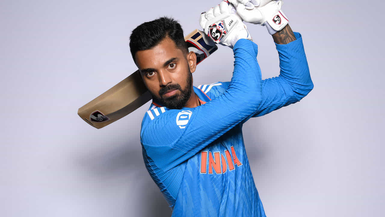 1. కేఎల్ రాహుల్: భారత జట్టులో అత్యంత విశ్వసనీయమైన ఆటగాళ్ళలో ఒకరిగా ఉన్న కేఎల్ రాహుల్ టీ20 టీమ్ చేత నిరంతరం విస్మరించబడుతున్నాడు. చాలా కాలంగా రాహుల్కు భారత టీ20 జట్టులో చోటు దక్కలేదు. అతను చివరిసారిగా ఇంగ్లండ్తో జరిగిన టీ20 ప్రపంచ కప్ 2022 సెమీ-ఫైనల్లో ఆడాడు. ఈ మ్యాచ్ తర్వాత సెలక్టర్లు కేఎల్ రాహుల్కు ఎలాంటి అవకాశం ఇవ్వలేదు. రాహుల్ను నిరంతరం విస్మరించడం వల్ల అతని టీ20 అంతర్జాతీయ కెరీర్ దాదాపు ముగిసినట్లే.