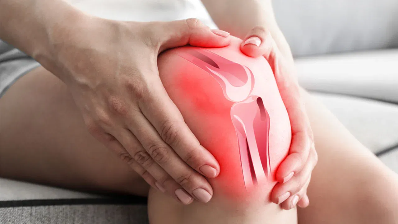 Knee Pains: మోకాళ్ల నొప్పులతో బాధ పడుతున్నారా.. ఈ ఆహారాలకు దూరంగా ఉండండి..