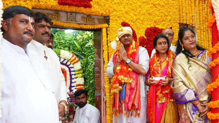 Hyderabad: భాగ్యలక్ష్మి అమ్మవారికి పట్టువస్త్రాలు సమర్పించిన మంత్రి కోమటిరెడ్డి Hyderabad: భాగ్యలక్ష్మి అమ్మవారికి పట్టువస్త్రాలు సమర్పించిన మంత్రి కోమటిరెడ్డి