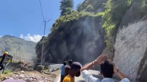 Uttarakhand: బద్రీనాథ్ హైవే పై విరిగి పడిన భారీ కొండచరియలు.. ప్రాణాల కోసం ప్రజలు పరుగులు.. వీడియో వైరల్
