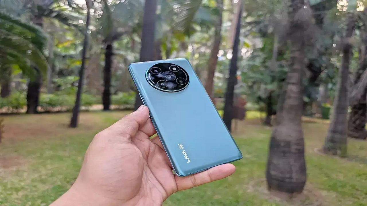 భారతీయ మొబైల్ తయారీ సంస్థకు సంబంధించిన లావా అగ్ని 2 5జీ తక్కువ ధరలో గ్లాస్ బ్యాక్, కర్వ్డ్ ఎమోఎల్ఈడీ డిస్‌ప్లేతో వస్తుంది. 50 ఎంపీ ప్రైమరీ కెమెరా, 8 ఎంపీ అల్ట్రా-వైడ్ సెన్సార్, 2 ఎంపీఐ డెప్త్, మాక్రో సెన్సార్‌తో సహా క్వాడ్-కెమెరా సెటప్‌తో వస్తుంది. కెమెరా సిస్టమ్ వివిధ లైటింగ్ పరిస్థితుల్లో సమర్థంగా పని చేస్తుంది. 8 జీబీ + 256 జీబీ వేరియంట్‌లో మీడియా టెక్ డైమెన్సిటీ 7050 ప్రాసెసర్‌తో పని చేసే ఈ ఫోన్ ధర రూ.16999గా ఉంది.
