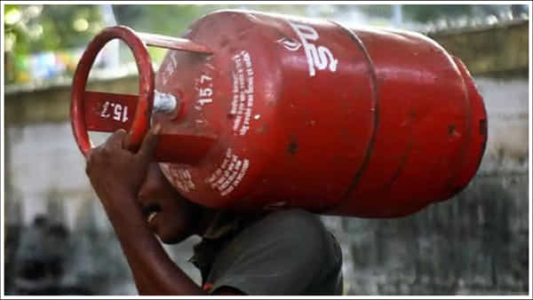 LPG Gas Prices: గ్యాస్ వినియోగదారులకు షాక్.. పెరిగిన సిలిండర్ ధర.. ఎంతో తెలుసా?