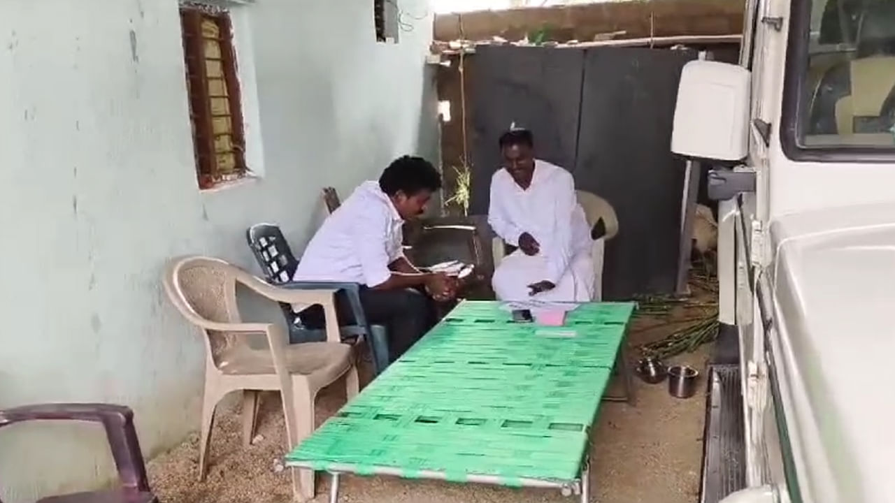 Watch Video: తనపై పోటీ చేసి ఓడిపోయిన ప్రత్యర్థి ఇంటికెళ్లి పలకరించిన ఎమ్మెల్యే..