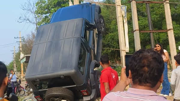 Viral Video: అక్కడ ఎలా పెట్టావ్ తల్లీ.. డ్రైవ్ చేసుకుంటూ కరెంట్ స్తంభంపైకి కారును ఎక్కించిన మహిళ! వీడియో తీసిన జనాలు