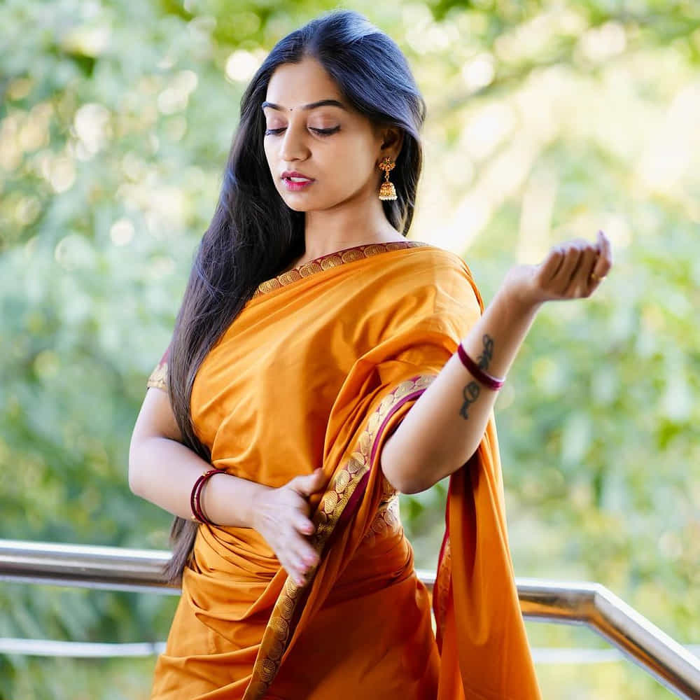  'బ్యాక్ బెంచర్స్' సినిమాలో కొత్త నటి మాన్యగౌడ కథానాయికగా నటించింది. ఇంజినీరింగ్ పూర్తి చేసిన మాన్య గౌడ ఈ సినిమాలో ఒక హీరోయిన్ గా నటించింది. మాన్య గౌడ 'బ్యాక్ బెంచర్స్' సినిమాలో మాయగా నటించింది. ఈ సినిమాపై చాలా ఆశలు పెట్టుకుంది. 