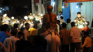 Telangana: ప్లీజ్ టీచర్ వెళ్లొద్దు.. ఉపాధ్యాయురాలు బదిలీపై వెళ్తుండగా తల్లడిల్లిన పసి హృదయాలు.. వీడియో