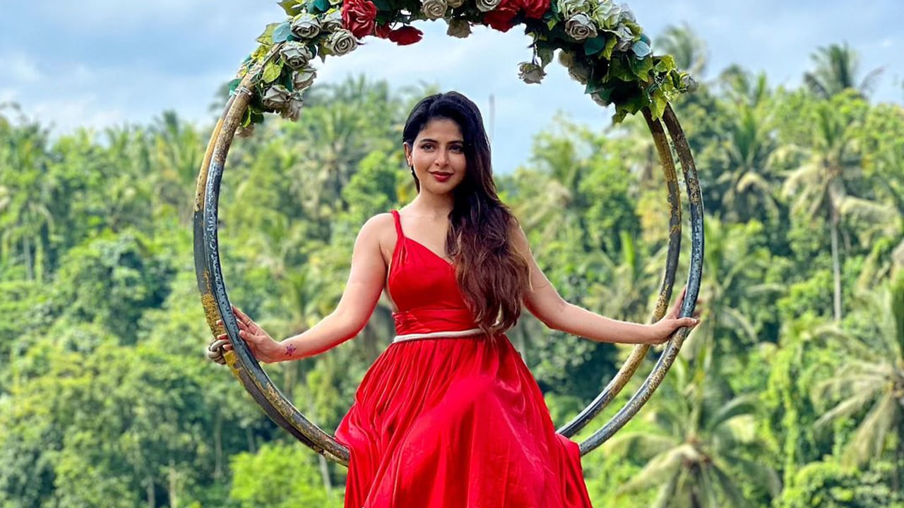 Mesmerizing Iswarya Menon