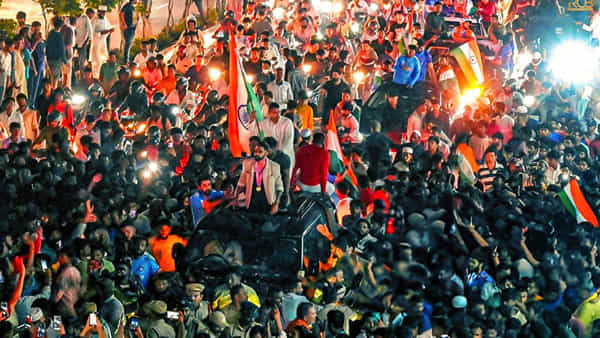 Video: హైదరాబాద్ ఎక్స్ప్రెస్కు ఘన స్వాగతం.. ఇండియా.. ఇండియా.. వీ లవ్ యూ సిరాజ్ భాయ్ అంటూ..