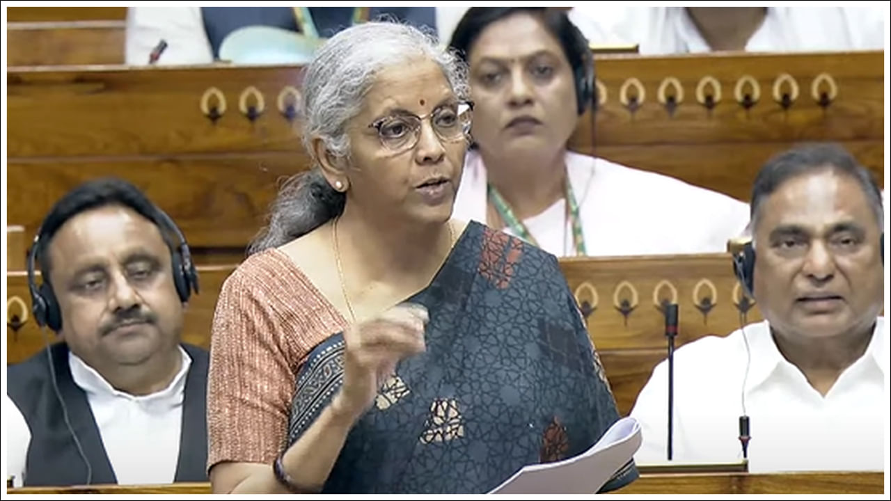 Budget 2024: బడ్జెట్కు ముందు రోజు లోక్సభలో ఆర్థిక సర్వేను ప్రవేశపెట్టిన నిర్మలా సీతారామన్