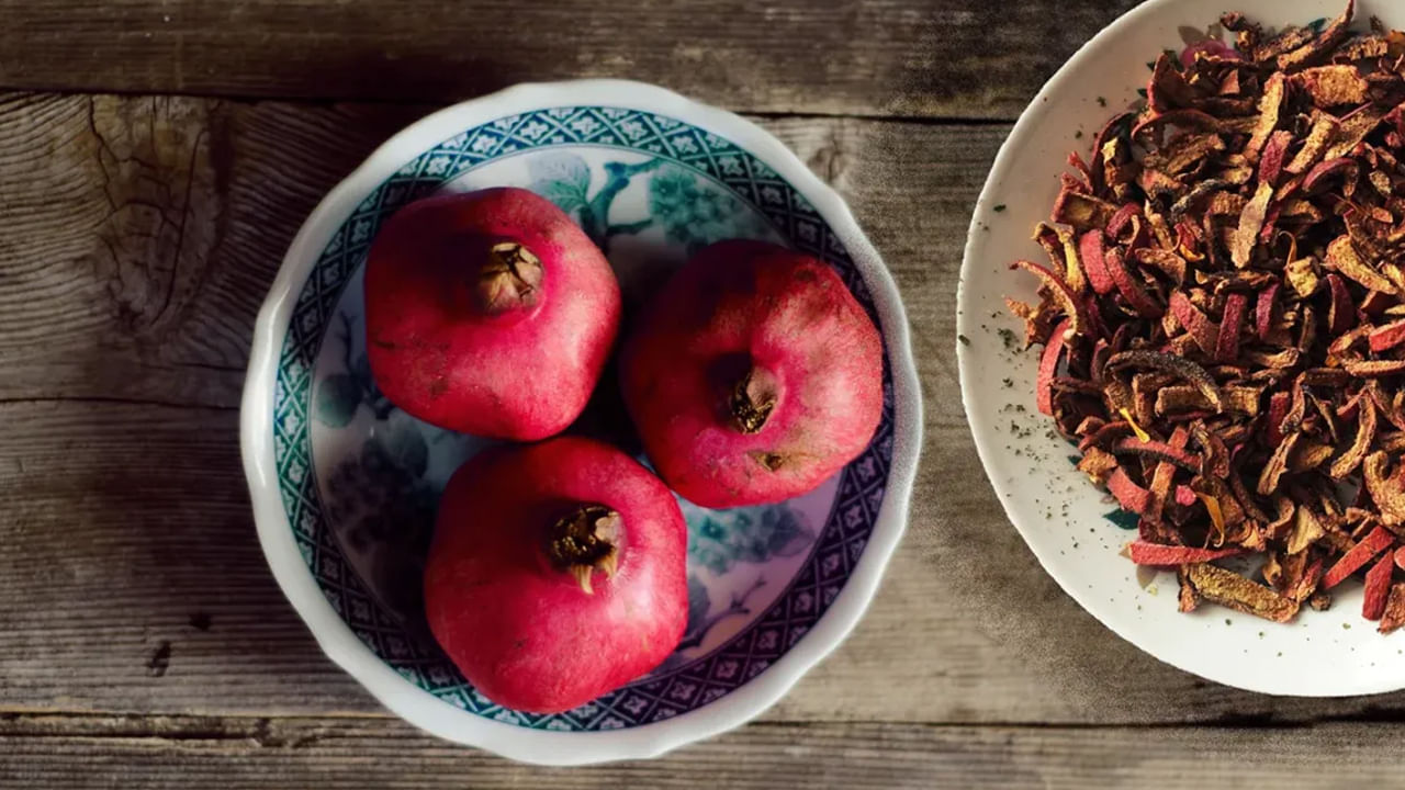 Pomegranate Peel: తొక్కే కదా అని తీసిపారేయకండి.. అందం, ఆరోగ్యానికి బోలెడు లాభాలు..!