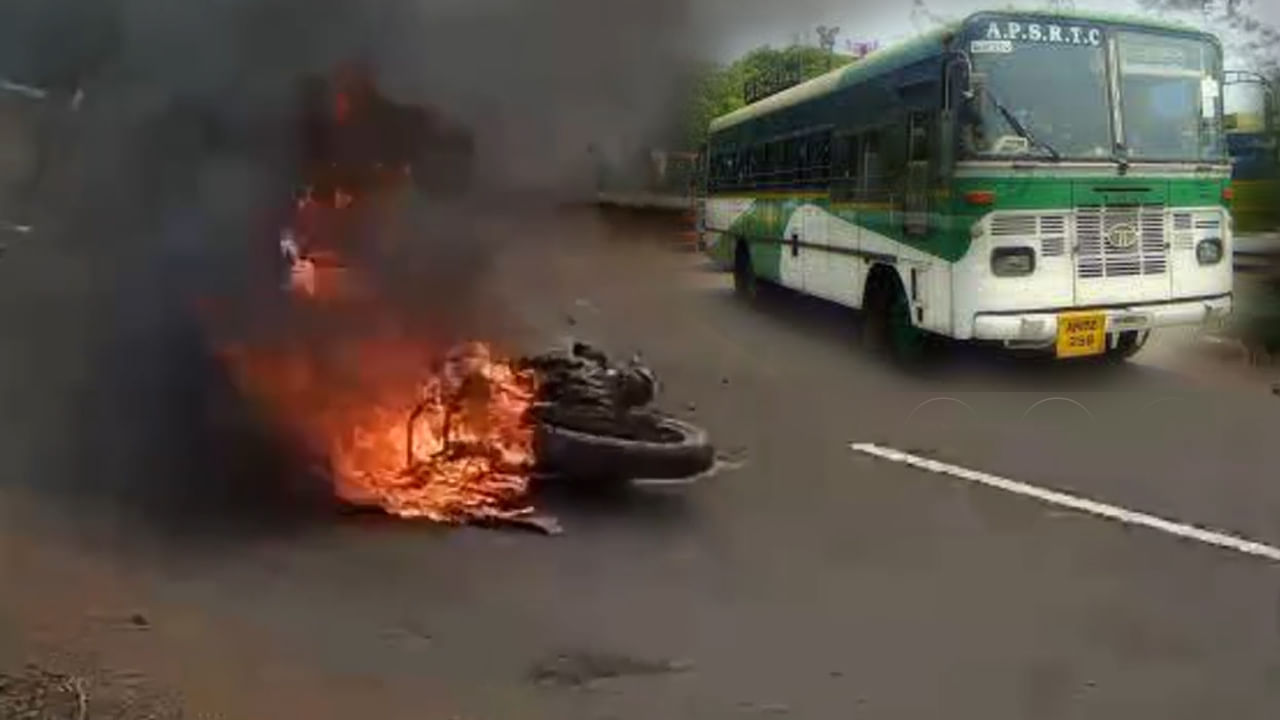 Watch Video: డీజిల్ క్యాన్‎తో వెళ్తూ బస్సును ఢీ కొన్న బైక్.. క్షణాల్లో మంటలు వ్యాప్తి..