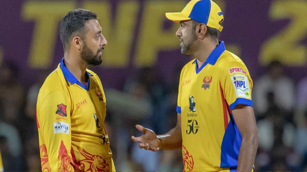 అశ్విన్ గేమ్ ప్లాన్ మార్చాడు. దీంతో ఆ జట్టు స్కోర్ బోర్డు పెంచడంలో కీలక పాత్ర పోషించాడు. ఇంతలో మరో 3 వికెట్లు పడిపోయినా అది అశ్విన్ మూడ్పై ప్రభావం చూపలేదు. ప్రత్యర్థి బౌలర్లపై దాడులు చేస్తూనే ఉన్నాడు. ఫలితంగా ఓపెనింగ్కు వచ్చిన అశ్విన్ చివరి వరకు నాటౌట్గా నిలిచి కేవలం 20 బంతుల్లోనే 225 స్ట్రైక్ రేట్తో 45 పరుగులు చేశాడు. అతని తుఫాన్ ఇన్నింగ్స్లో 3 ఫోర్లు, 4 సిక్సర్లు ఉన్నాయి.