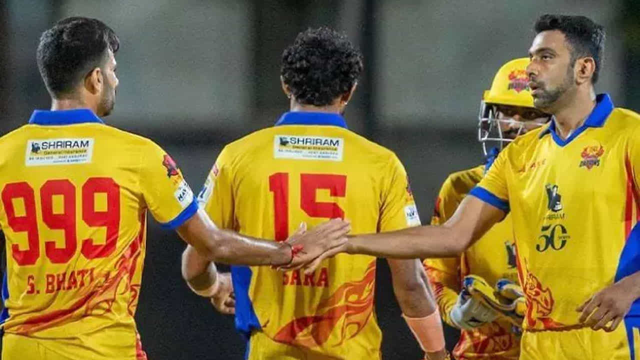TNPL అంటే తమిళనాడు ప్రీమియర్ లీగ్లో జులై 14న దిండిగల్ డ్రాగన్స్ వర్సెస్ చెపాక్ సూపర్ మధ్య మ్యాచ్ జరిగింది. ఈ మ్యాచ్లో దిండిగల్కు అశ్విన్ కెప్టెన్గా వ్యవహరించాడు. ఈ జట్టు కూడా మొదట బ్యాటింగ్ చేసింది. ఇందులో కెప్టెన్ అశ్విన్ ఓపెనర్గా వచ్చాడు.