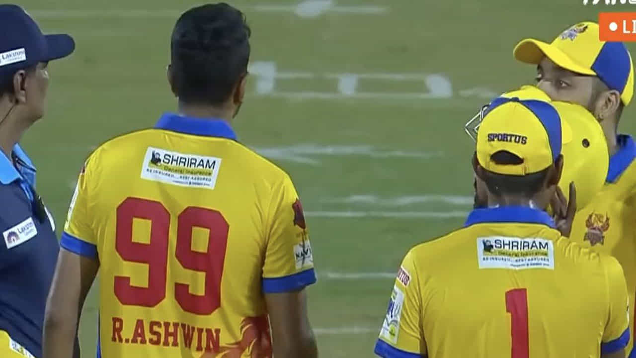 R Ashwin: హీరో అవ్వాలని అనుకున్నా జీరోగానే మిగిలిపోయాడు. అవును, TNPLలో అలాంటిదే జరిగింది. టీమిండియా ప్లేయర్ అశ్విన్ తన తుఫాను ఇన్నింగ్స్ బ్యాటింగ్లో అదరగొట్టినా.. ఆ తర్వాత చెత్త బౌలింగ్తో ఓటమిని ఎదుర్కోవలసి వచ్చింది. కెప్టెన్గా హీరోగా అవకాశం వచ్చిన అశ్విన్ దానిని వృధా చేసుకున్నాడు. ఇది ఎలా జరిగిందో తెలియాలంటే మ్యాచ్ వివరాలు తెలియాల్సి ఉంది.