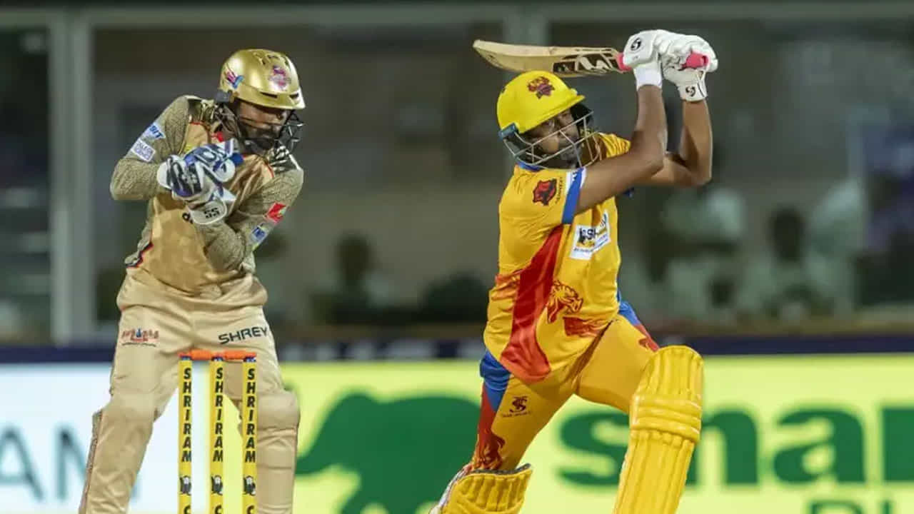 వర్షంతో ప్రభావితమైన ఈ మ్యాచ్లో ఇరుజట్లు తలో 7 ఓవర్లు ఆడాల్సి వచ్చింది. ఈ మ్యాచ్లోని మొదటి బంతికే డ్రాగన్స్ తొలి వికెట్ పడింది. అశ్విన్తో కలిసి ఓపెనింగ్ బ్యాటర్ శివమ్ సింగ్ ఖాతా తెరవకుండానే ఔటయ్యాడు. తొలి ఓవర్ చివరి బంతికి జట్టు రెండో వికెట్ కూడా పడగా, తర్వాతి ఓవర్ నాలుగో బంతికి మూడో వికెట్ కూడా పడింది. అంటే 1 పరుగుకే 3 వికెట్లు పడిపోయాయి. పరిస్థితి విషమించడంతో అశ్విన్ దాడి వ్యూహాన్ని అనుసరించాడు. అతను ఒక ఎండ్ నుంచి చెపాక్ సూపర్ బౌలర్లపై దాడి చేశాడు.