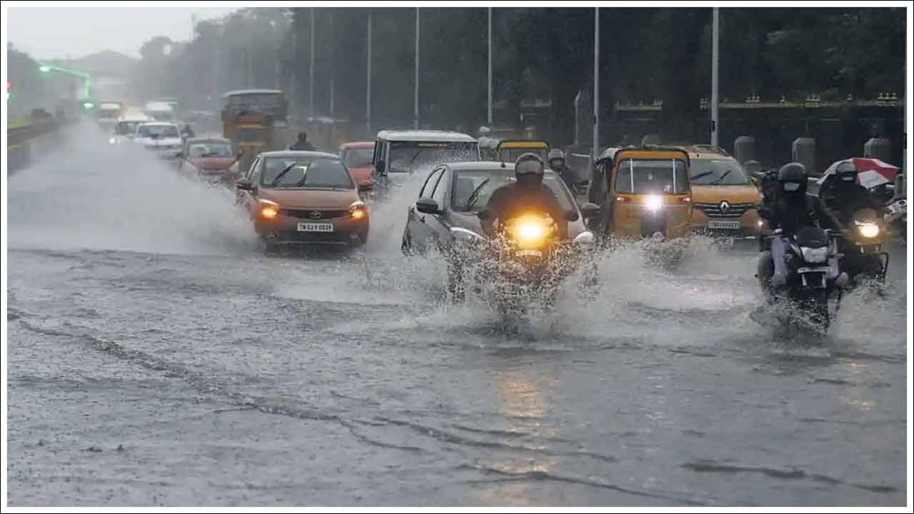 Heavy Rains: తెలుగు రాష్ట్రాలకు భారీ వర్ష సూచన.. ఏయే జిల్లాల్లో అంటే..