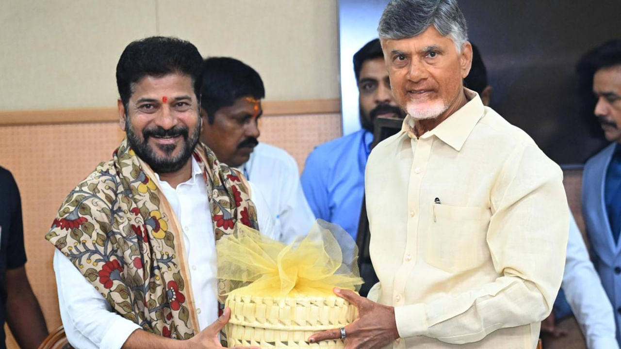 అనంతరం చంద్రబాబును సన్మానించి..కాళోజీ రాసిన "నా గొడవ" పుస్తకాన్ని బహూకరించారు రేవంత్‌రెడ్డి. నిజాం కాలం నుంచి 1980ల వరకూ పాలన..ఏళ్లతరబడి సాగిన  తెలంగాణ ప్రజాఉద్యమాలపై ఈ పుస్తకంలో ప్రస్తావించారు ప్రజాకవి కాళోజి. ఇక చంద్రబాబు..రేవంత్‌రెడ్డికి తిరుమల శ్రీవారి ప్రతిమతో పాటు శ్రీవారి ప్రసాదాన్ని అందించారు.  ప్రజాభవన్ భేటీలో విభజన సమస్యల పరిష్కారానికి రోడ్ మ్యాప్ ఖరారు చేసే అవకాశం కనిపిస్తోంది.