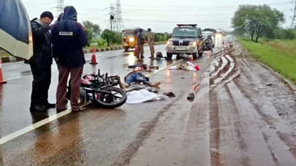 Road Accident : దారుణం.. తల్లి కళ్లముందే ముగ్గురు కుమారులను మింగేసిన మృత్యువు.. ఏం జరిగిందంటే..