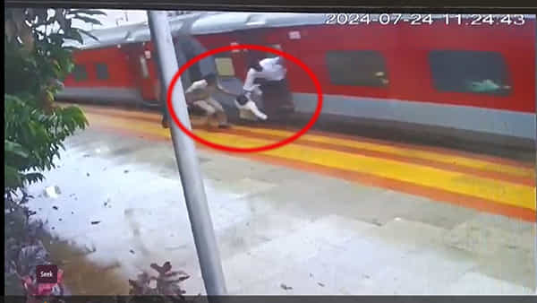 RPF Police: రైల్వేస్టేషన్లో రెప్పపాటులో నిండు ప్రాణాన్ని రక్షించిన రైల్వే పోలీస్..