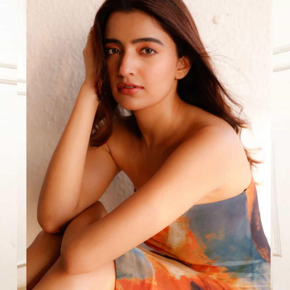 తన అందాలతో దర్శక నిర్మాతలకు గాలాలు వేస్తుంది ఈ బ్యూటీ. తాజాగా ఈ అమ్మడు షేర్ చేసిన ఫోటోలు ఇప్పుడు వైరల్ గా మారాయి. ఈ ఫోటోలకు కుర్రకారు ఫిదా అవుతున్నారు. నెటిజన్స్ క్రేజీ కామెంట్స్ చేస్తున్నారు.