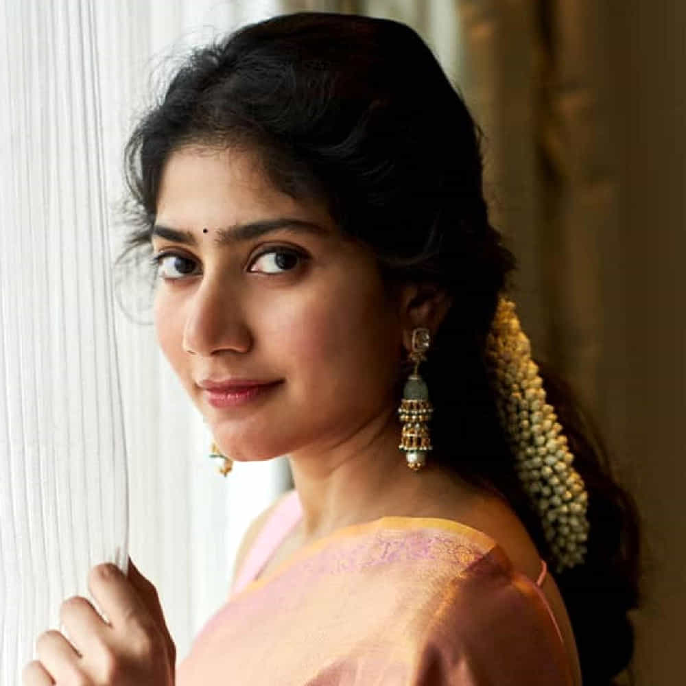 సినిమాల ఎంపికలోనూ ఈ బ్యూటీ చాలాజాగ్రత్తలు తీసుకుంటుంది. కథ కథనంతో పాటు నటనకు ప్రాధాన్యత ఉన్న పాత్రలు చేస్తూ లేడీ పవర్ స్టార్ గా పేరు తెచ్చుకుంది. తాజాగా స్టార్ హీరోయిన్స్ కు కూడా సాధ్యంకాని రికార్డ్ ను సొంతం చేసుకుంది సాయి పల్లవి.