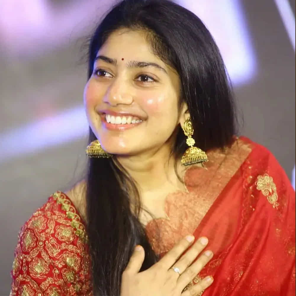 వైవిధ్యమైన పాత్రలు చేస్తూ తనకంటూ ప్రత్యేక గుర్తింపు తెచ్చుకుంది. చాలా మంది హీరోయిన్స్ తమ గ్లామర్ తో ప్రేక్షకులను ఆకట్టుకుంటుంటే సాయి పల్లవి మాత్రం అలా కాకుండా పద్దతిగా నటిస్తూ అభిమానులను సొంతం చేసుకుంటుంది.