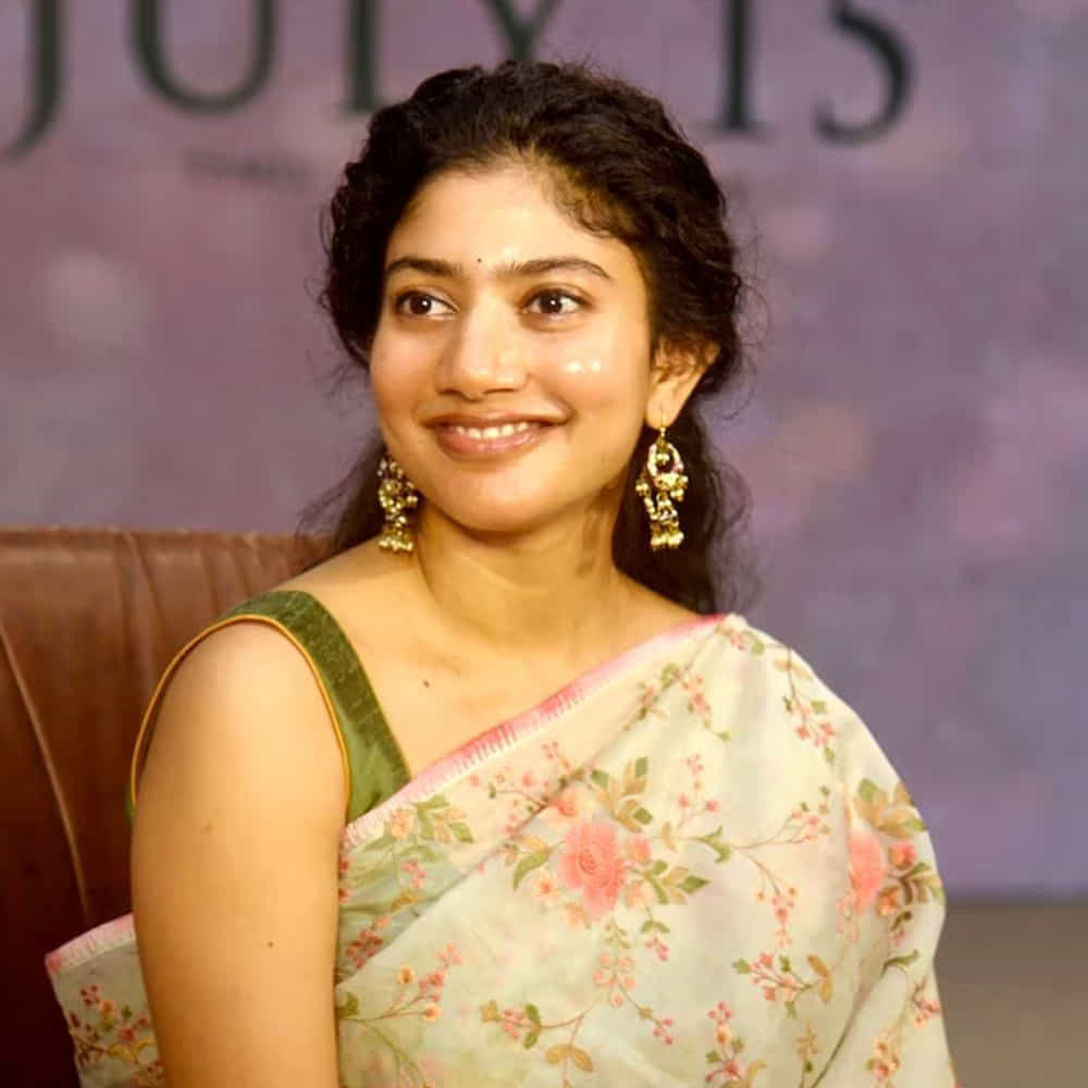 సహజ నటి సాయి పల్లవి క్రేజ్ రోజు రోజుకు పెరిగిపోతుంది. ఈ ముద్దుగుమ్మ సినిమాలు ప్రేక్షకులను విపరీతంగా ఆకట్టుకుంటున్నాయి. మలయాళ ఇండస్ట్రీ నుంచి వచ్చిన సాయి పల్లవి తన నటనతో మన తెలుగమ్మాయిగా మారిపోయింది.