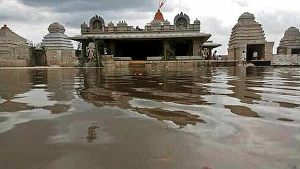 Sangameshwara Temple: సంగమేశ్వరుడిని తాకిన కృష్ణమ్మ.. మళ్లీ దర్శనం కావాలంటే నెలలు ఆగాల్సిందే..!