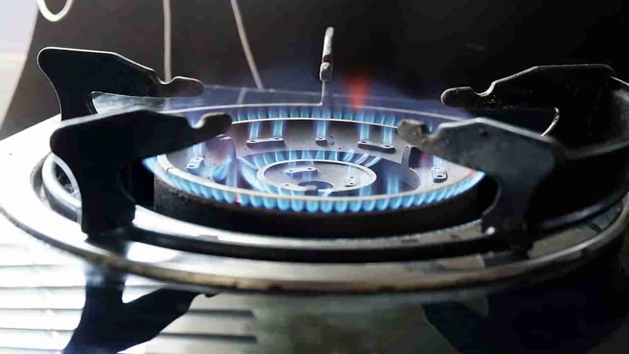 Tips To Save Cooking Gas: ఈ సింపుల్‌ టిప్స్‌ పాటిస్తే చాలు.... మీ వంట గ్యాస్‌ ఆదా అవుతుంది..!
