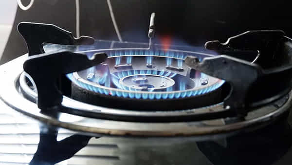 Tips To Save Cooking Gas: ఈ సింపుల్ టిప్స్ పాటిస్తే చాలు.... మీ వంట గ్యాస్ ఆదా అవుతుంది..!