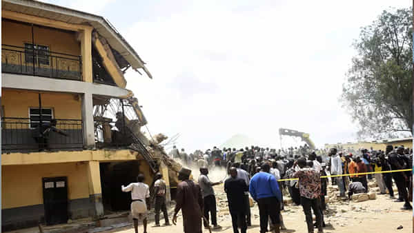 School Building Collapsed: తరగతులు జరుగుతుండగా హఠాత్తుగా కుప్పకూలిన స్కూల్ భవనం.. 22 మంది విద్యార్థులు మృతి!