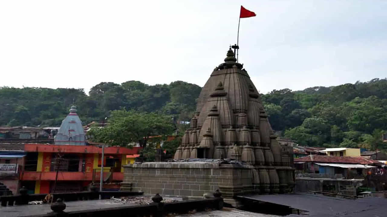 భీమ శంకర జ్యోతిర్లింగం: ద్వాదశ జ్యోతిలింగ క్షేత్రాల్లో ఆరవ జ్యోతిర్లింగ క్షేత్రం భీమ శంకర క్షేత్రం. ఇది కూడా మహారాష్ట్రలోని పూణే జిల్లాలో ఉంది. ఈ ఆలయం సహ్యాద్రి పర్వతాలలో ఉంది. ఇక్కడ శివయ్యను మోటేశ్వర మహాదేవ అని కూడా పిలుస్తారు. ఈ జ్యోతిర్లింగానికి సమీపంలోనే భీమా నది కూడా ప్రవహిస్తుంది. శ్రావణ మాసంలో ఈ ఆలయ దర్శనం ముక్తి మార్గం అని నమ్మకం