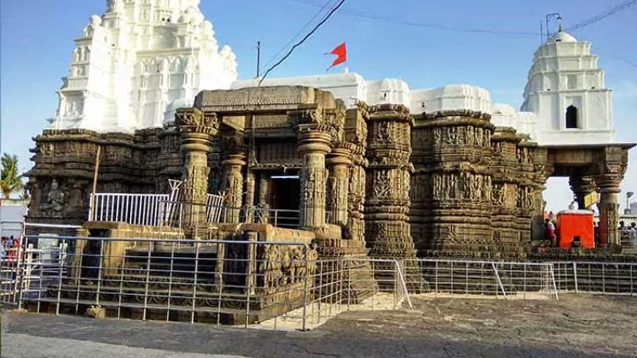 ఔంధ నాగనాథ్ ఆలయం: మహారాష్ట్రలోని హింగోలి జిల్లాలో ఉన్న ఔంధ నాగనాథ్ ఆలయం చాలా గుర్తింపు పొందింది. ఈ ఆలయం కూడా చాలా పురాతనమైనది. ఈ ఆలయం సుమారు 7200 చదరపు అడుగుల విస్తీర్ణంలో విస్తరించి ఉంది. ఈ ఆలయంలోని అందమైన శిల్పాలు, శిల్ప కళాసంపద చూపరులను ఆకట్టుకుంటుంది.