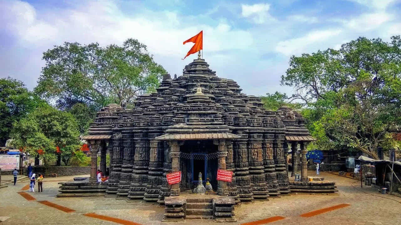 అంబర్నాథ్ ఆలయం: మహారాష్ట్రలో శివునికి అంకితం చేయబడిన అంబర్నాథ్ ఆలయం ఉంది. దీనిని అంబరేశ్వర ఆలయం అని కూడా పిలుస్తారు. ఈ ఆలయ నిర్మాణం పాండవుల కాలం నాటిదని నమ్ముతారు. మహారాష్ట్రకు వెళితే, ఈ ఆలయాన్ని సందర్శించడం ఎవరికైనా మంచి అనుభూతిని కలిగిస్తుంది.