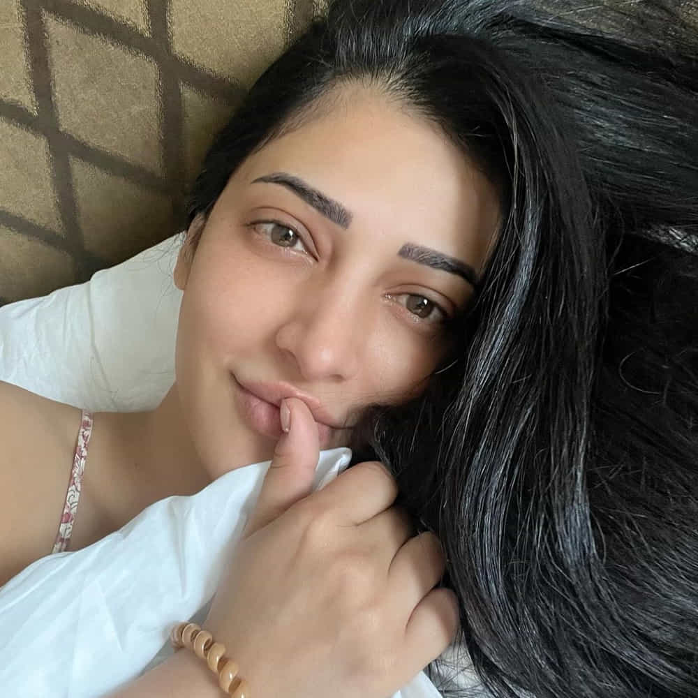 సీనియర్లతో స్క్రీన్ షేర్ చేసుకోవడం వల్ల కెరీర్ ఇబ్బందుల్లో పడుతుందనే భయం లేదా? అనే ప్రశ్న గతంలో ఎదురైంది శ్రుతికి. ''నా పని తప్ప, పక్కవారి పనిని నేనసలు పట్టించుకోను. హీరోలు, వాళ్ల వయసు, వ్యక్తిగత వ్యవహారాలను పట్టించుకోవాల్సిన అవసరం ఏంటి? ఆ కథేంటి? అందులో నేను ఫిట్ అవుతానా? లేదా? అని ఆలోచిస్తే సరిపోతుంది కదా.