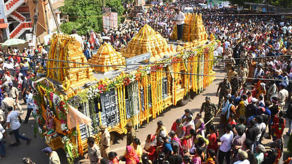 సింహాచలం గిరిప్రదక్షిణకు ఏర్పాట్లు పూర్తి.. మధ్యాహ్నం బయలుదేరనున్న స్వామివారి పుష్పరథం..భారీగా తరలివస్తున్న భక్తగణం..
