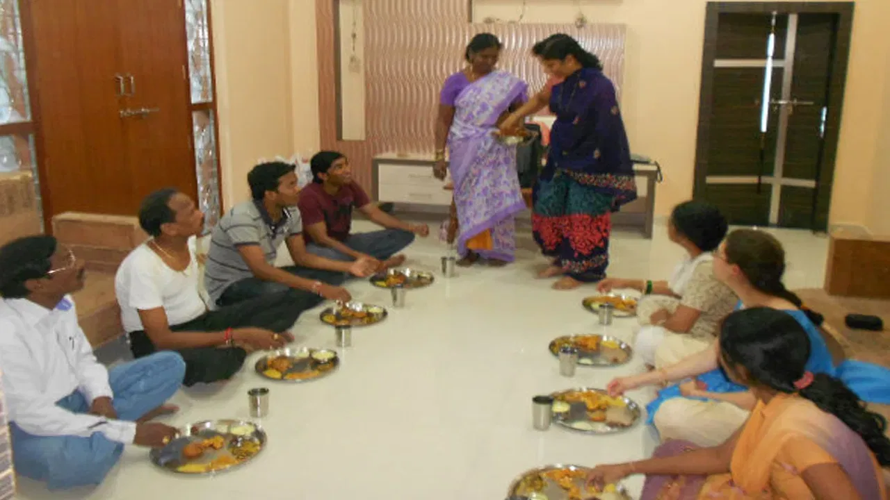 కాళ్లు మడిచి నేలపై కూర్చుని తినడం వల్ల భోజనం అనేది సంతృప్తిగా తింటారు. ఇలా కూర్చుని తినడం వల్ల జీర్ణ సమస్యలు అనేవి రాకుండా ఉంటాయి. మానసిక, శారీరక ఆరోగ్యానికి కూడా చాలా మంచిది.
