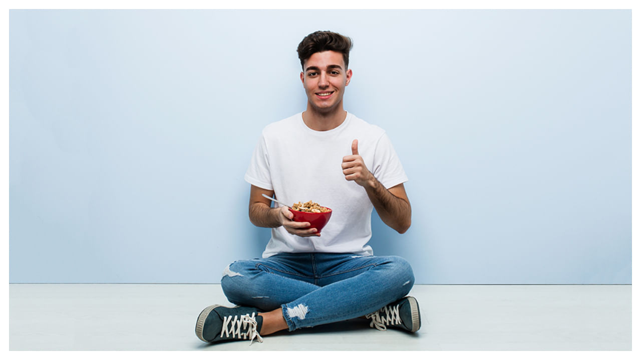 ఇప్పుడంటే డైనింగ్ టేబుల్స్ వచ్చాయి. అలాగే ఎక్కడ పడితే అక్కడ కూర్చొని భోజనం చేస్తున్నారు. కానీ ఇంతకు ముందు అయితే కేవలం నేలపైనే కూర్చొని తినేవారు. కాళ్లు మడిచి నేలపై కూర్చొని భోజనం చేస్తే చాలా రకాల ఆరోగ్య ప్రయోజనాలు ఉంటాయి. ఇలా కూర్చొని తినడం వల్ల జీర్ణ క్రియకు కూడా చాలా మంచిది. 
