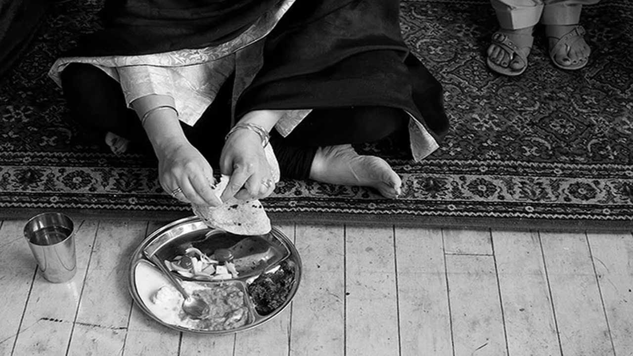 కూర్చుని తినడం వల్ల సంతృప్తిగా తింటారు. నేలపై కాళ్లు మడిచి కూర్చోవడం వల్ల పొట్టపై భారం పడుతుంది. కాబట్టి ఎక్కువగా తినకుండా మితంగా తీసుకుంటారు. కొద్దిగా తినగానే కడుపు నిండిన భావన ఉంటుంది. 
